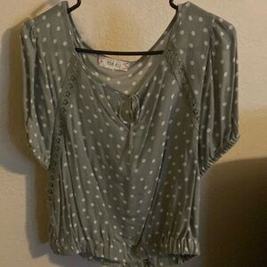 Keyhole front peasant short sleeve top.